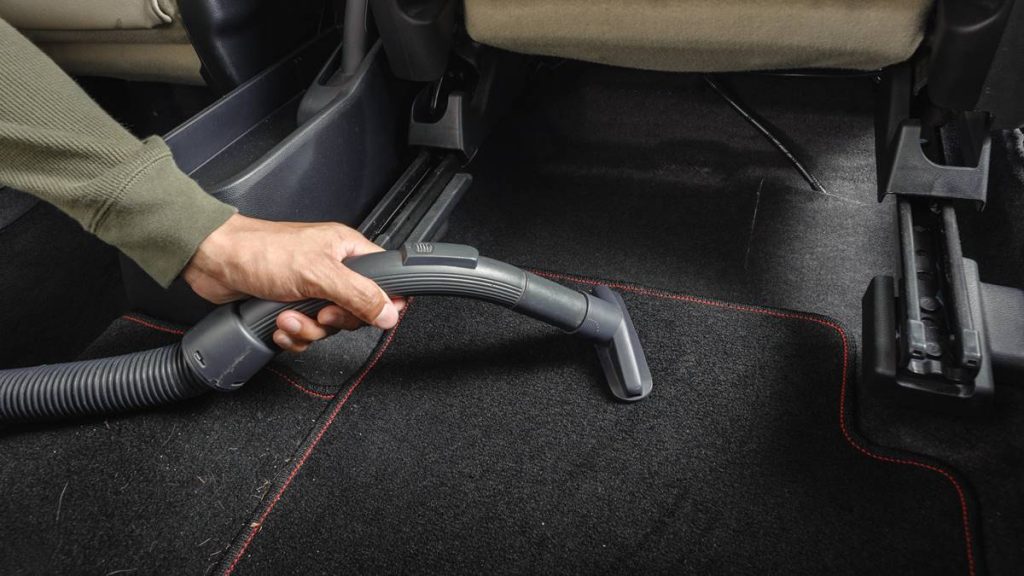 Cara membersihkan karpet mobil